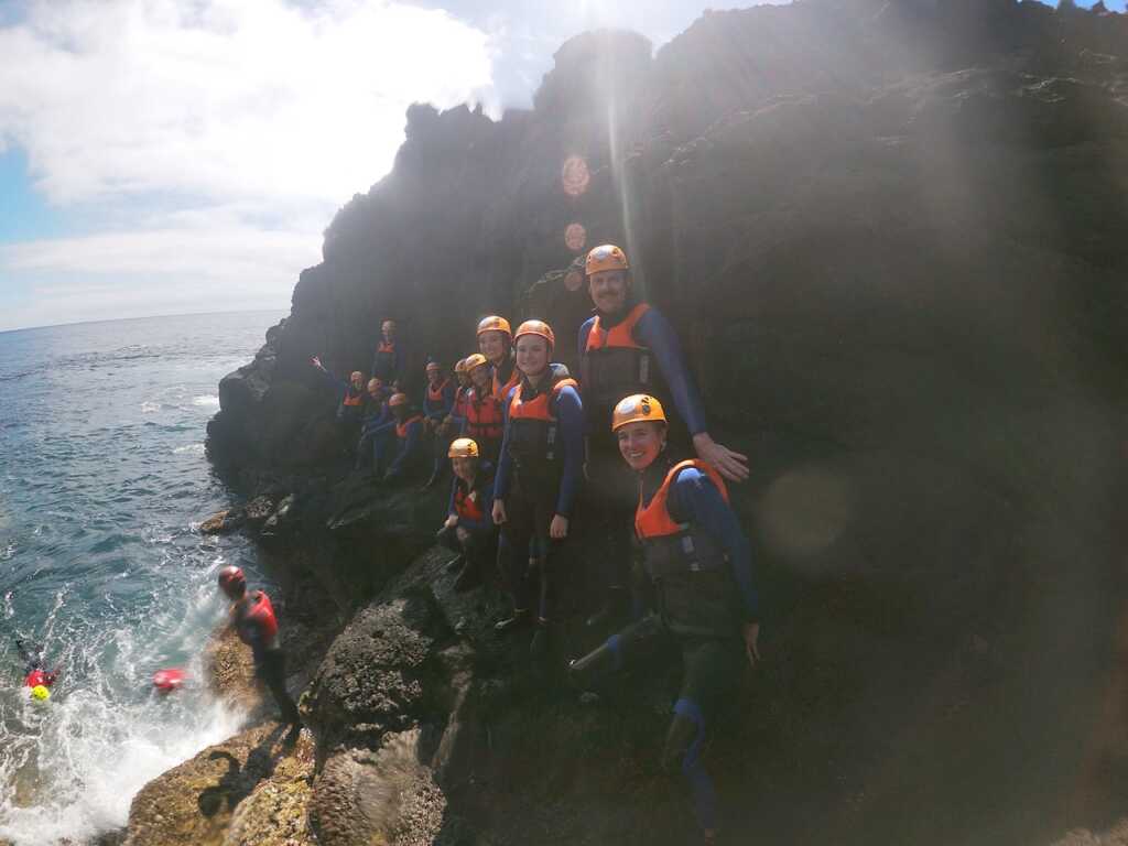 Gruppenfoto beim Coasteering bei Caloura, Azoren