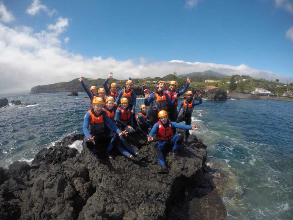 Gruppenfoto beim Coasteering bei Caloura, Azoren