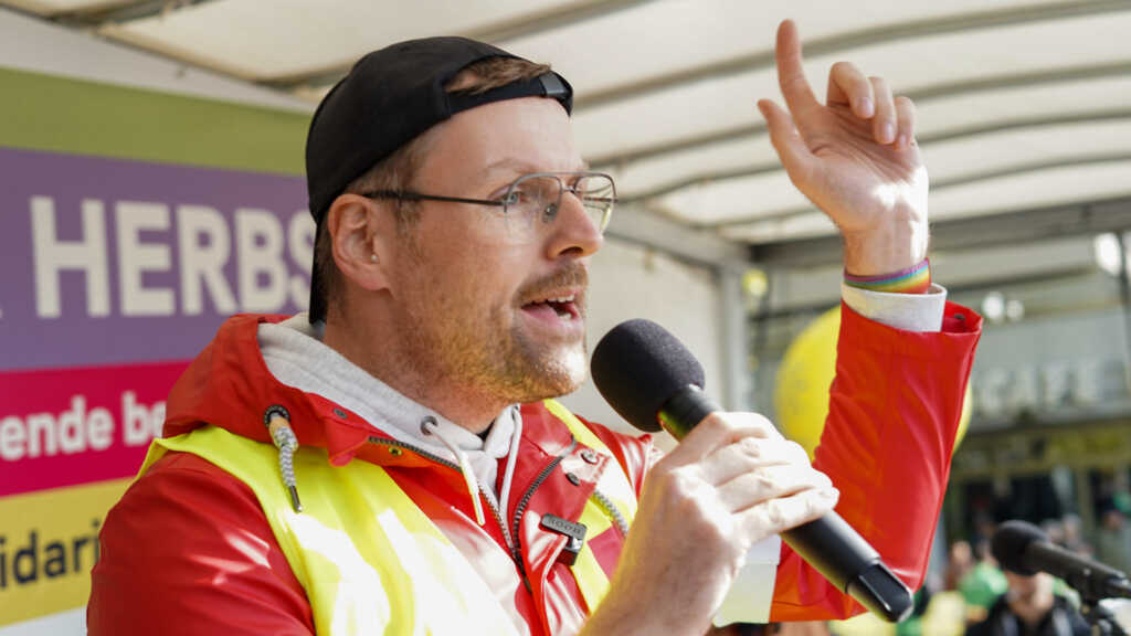 Autor macht eine Ansage in ein Mikrofon auf einer Demo. Bild steht symbolisch für  eine kurze Ansage, wie du mit 3 Dingen Menschen mit Adipositas auf keinen Fall helfen wirst!