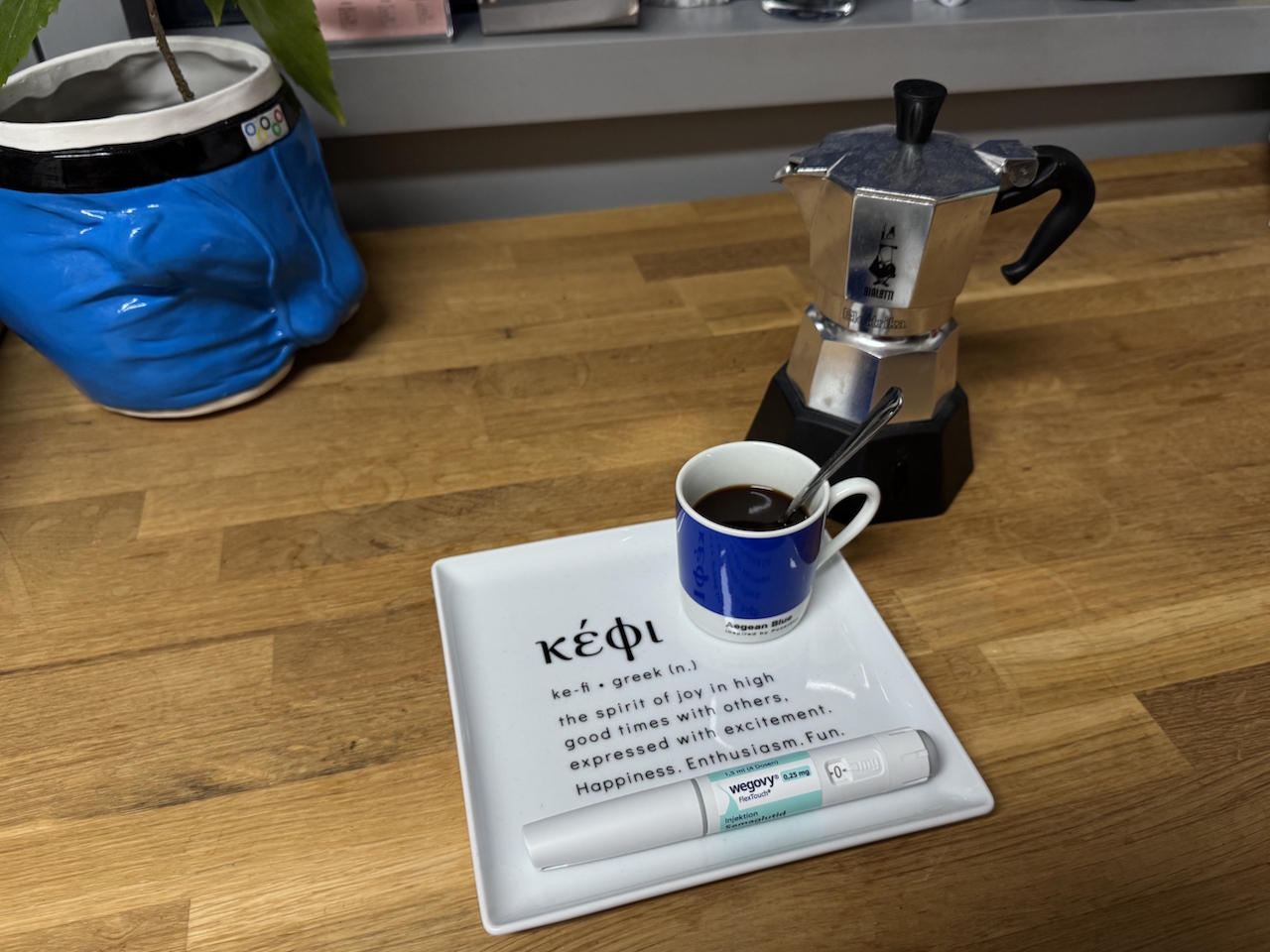 Symbolbild Semaglutid: Wegovy-Pen mit Espressotasse