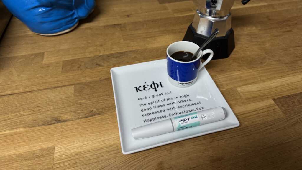 Symbolbild Semaglutid: Wegovy-Pen mit Espressotasse